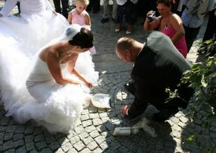trocha rozbitého nádobí, střep pro štěstí jsme tam někde zapomněli