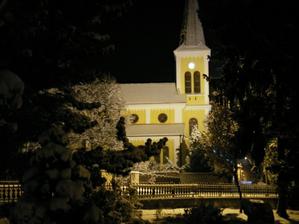 a tohle je kostel (focený v zimě),kde bude svatba
