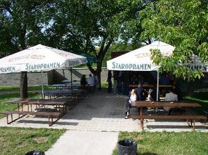 tady bude večerní garden party s kamarádama a super kapelou!