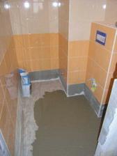 ...a vyrovnavani podlahy ve wc...byla nadherne krivoucka, ale uz neni