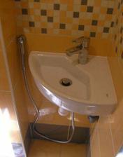 20/03/2008...umyvatko s bidetovou sprskou ve wc je na svem miste...
