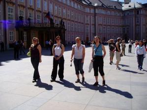 skupinka japonských turistek na hradě. Orientační paraple je schováno v kabelce Šárky:o)