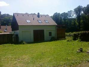 Naše provizorní bydlení - domeček na samotě.