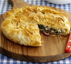 vegetariánský Křupavý koláč se špenátem, rajčaty a feta sýrem http://www.bbcgoodfood.com/recipes/4540/crispy-greekstyle-pie-