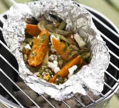 Na večer na gril (nejen) pro vegetariány http://www.bbcgoodfood.com/recipes/11018/hot-dressed-sweet-potato-fennel-and-feta-parcels - masožravcům nějakou pořádnou flákotu