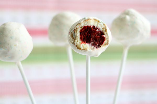 JÍDLO - inspirace - recept http://steamykitchen.com/14149-red-velvet-cheesecake-pops.html