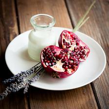 že by něco s granátovým jablkem? http://www.dessertsforbreakfast.com/2010/10/lavender-honey-pomegranate-panna-cotta.html