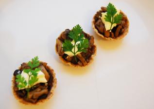 ? žampionové http://www.recipepper.com/2011/08/mushroom-canapes/?print=1 jestli máte nějaký dobrý recept, sem s ním :-)