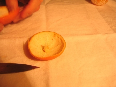 MANDARINKOVÉ SVÍČKY - jen z mandarinek a trochy olivového oleje, netřeba žádný vosk ani knot! Blbuvzdorný fotonávod v tomto albu :-) - do miskovitého tvaru.