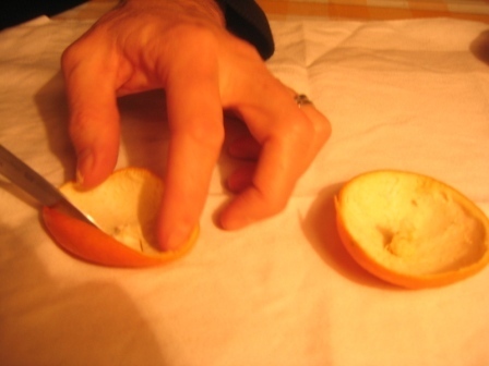MANDARINKOVÉ SVÍČKY - jen z mandarinek a trochy olivového oleje, netřeba žádný vosk ani knot! Blbuvzdorný fotonávod v tomto albu :-) - Z vrchní části (bez knotu)
