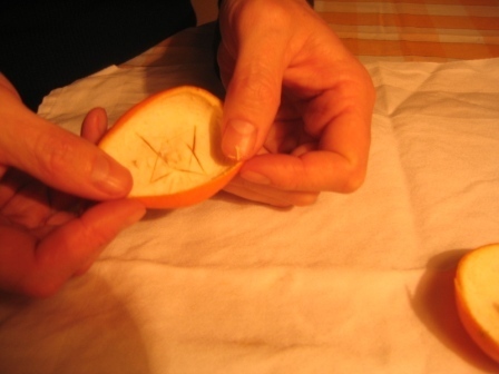 MANDARINKOVÉ SVÍČKY - jen z mandarinek a trochy olivového oleje, netřeba žádný vosk ani knot! Blbuvzdorný fotonávod v tomto albu :-) - libovolný