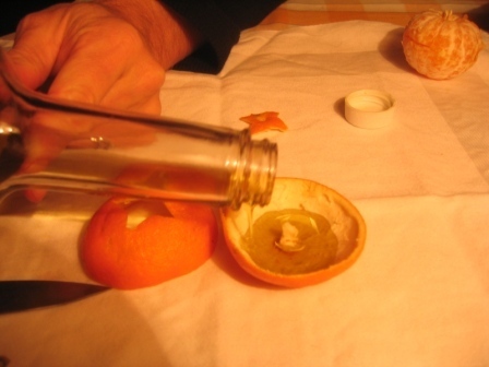 MANDARINKOVÉ SVÍČKY - jen z mandarinek a trochy olivového oleje, netřeba žádný vosk ani knot! Blbuvzdorný fotonávod v tomto albu :-) - zalejeme