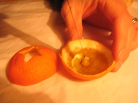 MANDARINKOVÉ SVÍČKY - jen z mandarinek a trochy olivového oleje, netřeba žádný vosk ani knot! Blbuvzdorný fotonávod v tomto albu :-) - - necháme dost nasáhnout i knot!