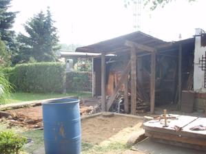 ...hotovo-bouda je srovnána se zemí a na jaře zde vyroste herní koutek pro našeho maleho raráška