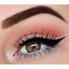 Veľmi jenodúchy ale krásny make-up ;)