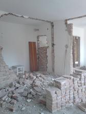 Búranie priečok. Našťastie sme mohli zbúrať každú priečku ktorú sme chceli. Žiadne nebola nosná.