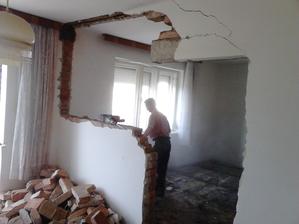 Priečka medzi našou budúcou obývačkou a kuchyňou ide preč.