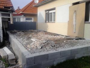 Opäť sme mohli pokračovať v práci. Bordel z domu vynesený a terasa naplnená.