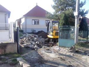 Rozkopaný dvor druhýkrát. Tento raz sa robí kanalizácia.