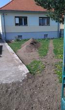 Hneď ako sa zlepšilo počasie, tak som dokončil dvor. Už mi ostala len zem, ktorú použijem v záhrade na vyrovnanie.