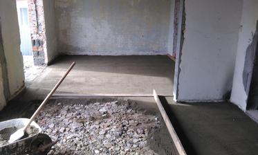 Podlaha v budúcej obývačkokuchyni ešte nebola zabetónovaná.