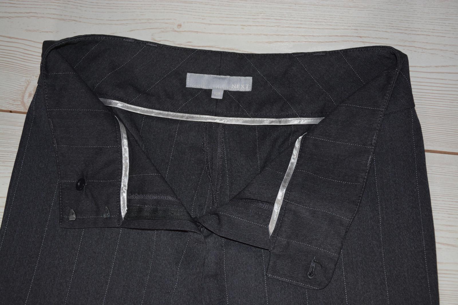 Tmavě šedé kalhoty s proužkem NEXT - Obrázek č. 3
