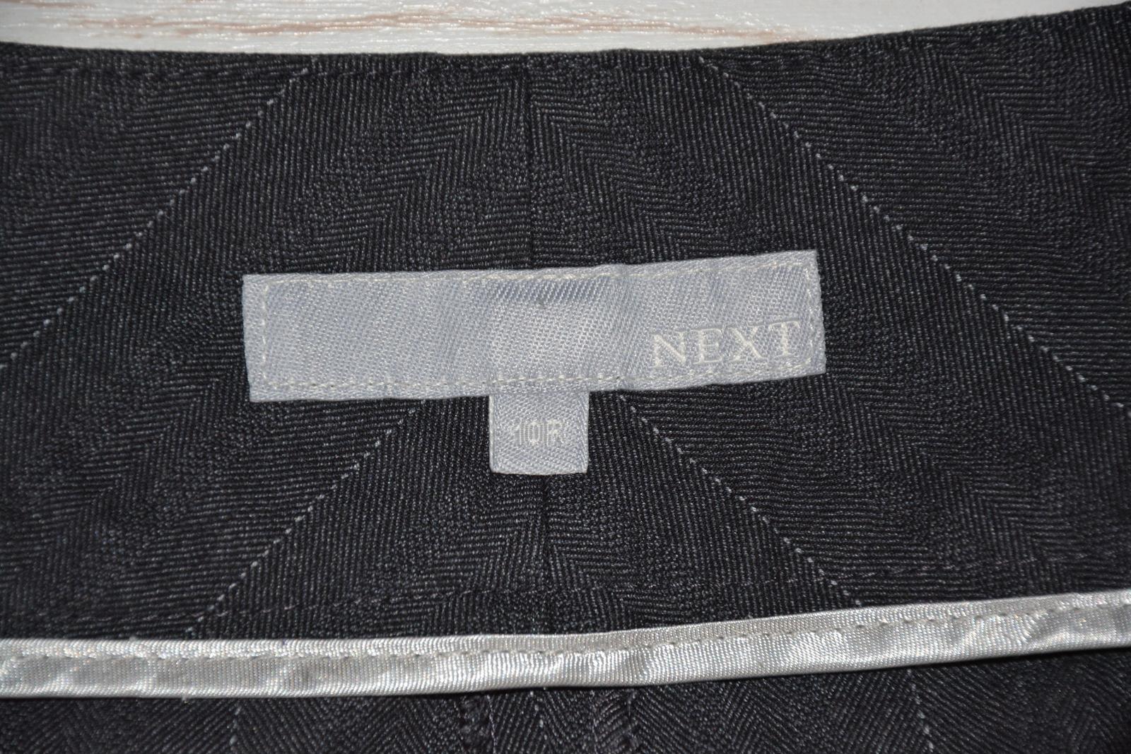 Tmavě šedé kalhoty s proužkem NEXT - Obrázek č. 4
