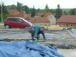 Počasí HODNĚ nepřálo-musela jsem beton hned přikrývat...