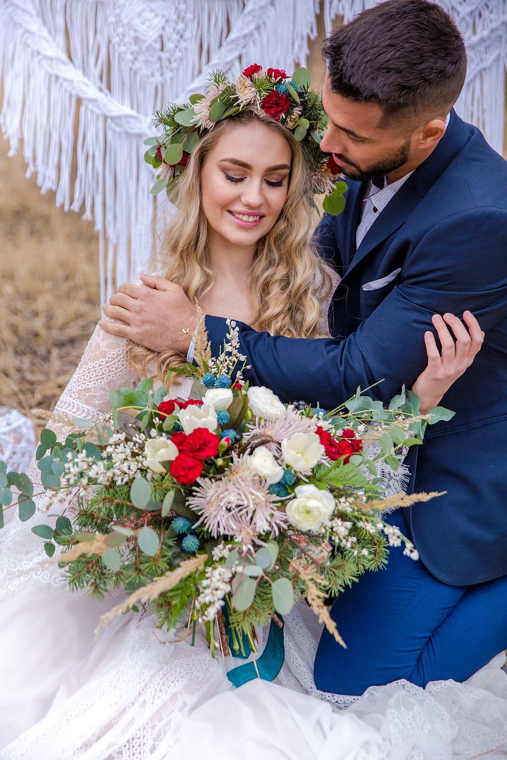 Svatební boho, ležérní, střapatá - Květiny z Rozkvetlé dílny. Foto: Simona Velkoborská Photography