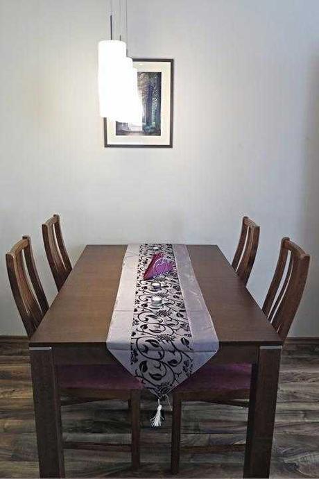 Krásny jedálenský stôl so stoličkami - Obrázok č. 1