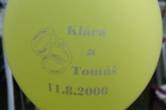 nechala jsem vyrobit balonky žluté a oranžové, vyzdobili jsme s nimi naši zahrádku :-)))