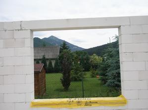 výhľad s jedálne aj keď s plotom ale to vyriešime :)