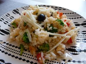 rizoto s rajčaty,brokolicí,olivami a tofu