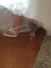 Svadobne topanky som zhanala pol roka.. tie boli jedine schopne sandalky co som nasla.. 10cm opetok vyssi nemozem mat lebo zenich by bol mensi :-)