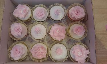 Marcipanove cupcakes :-) budu take len v bielo, bezovo zlatom
