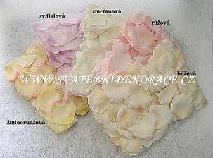 žlutooranžové lístky na stůl