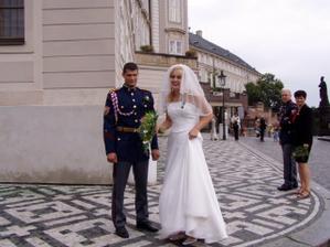 pózy pro turisty na Hradčanském náměstí