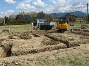 20.4.2012 - výkop základových pásů