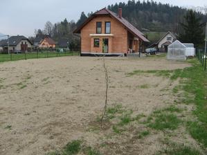 Strom zasazen, skleník poskládaný, tráva zaseta..