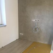 Říjen 2018 - betonová stěrka za televizí, začínáme pokládat vinyl :)