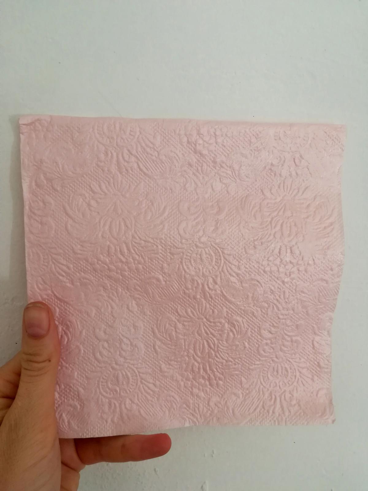 Perleťově růžové ubrousky se vzorem krajky - Obrázek č. 1