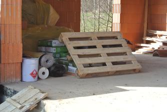 Materiál na komín, na priečky a na vysprávku okenných otvorov.