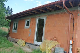 12.5.2018 Montáž okien. Už sa naša stavba naozaj začína podobať na doim :-)