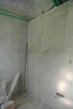 17.6.2018 A už sa začínajú ťahať omietky, celoplošne so sieťkou, ešte na ne pôjde stierka. Hneď to chytá iný imidž.