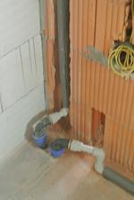 Vľavo hlavný prívod vody, vpravo prívod z (budúcej) studne na WC.