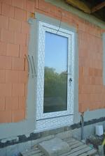 A vchod zvonku.