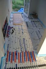 Vstupná chodba, ledva sa všetky tie rúrky vošli cez budúce dvere.