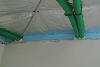 25.8.2018 Takto sme vyriešili priestor nad priečkami, styrodur po parozabranu a medzery vypenené. Aby sa obmedzil prenos zvuku medzi izbami, tak snáď to bude ok.