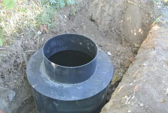 A tu už je v nej posadená vodomerná krásavica. Vybaviť povolenie na prípojku trvalo skoro dva roky a vzhľadom na osadenstvo vodární by si môj otec zaslúžil medailu. Ja by som už sedela minimálne za ťažké ublíženie na zdraví.