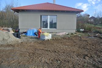 2.11.2018 Zmizla kopisko spred domčeka, hneď to inak vyzerá.
